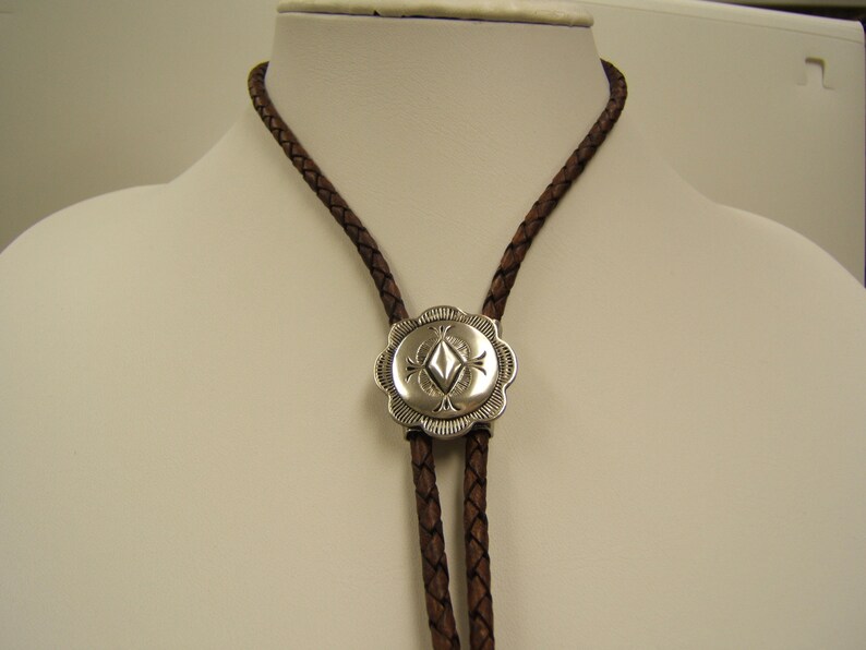 Cravatta Bolo con rosa rossa, cravatta da cowboy western gotica, cordino in pelle - Italia