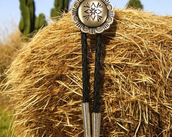 Vintage Look Plata Bolo Tie Collar Western Bolo Tie Boda Bolo Tie Boda Corbata País Joyería Occidental Boho Collar 80356-1