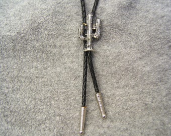 Einzigartiges Geburtstagsgeschenk Männer Frauen Mädchen Jungen Kinder Zinn Bolo Tie Bolos Lariats Krawatten Kaktus Boloties Bolas Halsketten Western Wear 60481-2