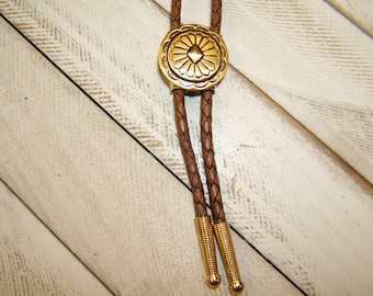 Mariage minimaliste Bolo Tie Western Bolo Tie Hommes Femmes Enfants Boloie Satin Laiton vieilli Boho Chic Bijoux Cadeau d'anniversaire Fabriqué aux États-Unis 80534-1