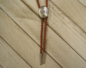 Southwestern Concho Shiny Silver Bolo Tie, handgjord lädersnöre Boho Chic Halsband Western Wear Cowboy Bolo Tie Bröllop Bolo Tie 80090-1