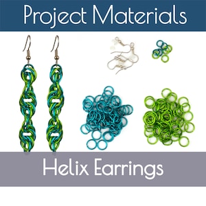 Puede incluir: Materiales para el proyecto de elaboración de pendientes de hélice. La imagen muestra dos pendientes verdes y azules, dos montones de anillas de salto, uno en verde y otro en azul, y un juego de ganchos para pendientes.