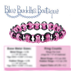 Puede incluir: Una pulsera de barril de goma rosa y negra. La pulsera está hecha con anillos de metal y goma que se superponen para crear una forma de barril. La imagen también incluye el texto "Blue Buddha Boutique" y "Rubber Barrel Bracelet".