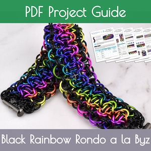 Op de afbeelding: Een zwart en regenboogkleurig chainmail armband met een sluiting. De armband is gemaakt van in elkaar grijpende metalen ringen in zwart, paars, blauw, groen, geel en oranje. De tekst "Black Rainbow Rondo a la Byz" staat onderaan en "PDF Project Guide" bovenaan.