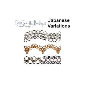 Puede incluir: Tres variaciones de joyería de malla japonesa en plata, oro y negro con acentos rojos. La malla está hecha de pequeños anillos de metal unidos entre sí en un patrón. El texto "Variaciones japonesas" se muestra sobre la joyería.