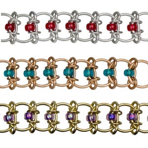 Op de afbeelding: Drie close-up afbeeldingen van zilveren, koperen en gouden kettingarmbanden met verschillende gekleurde kralen. De zilveren armband heeft rode kralen, de koperen armband heeft teal kralen en de gouden armband heeft paarse kralen.