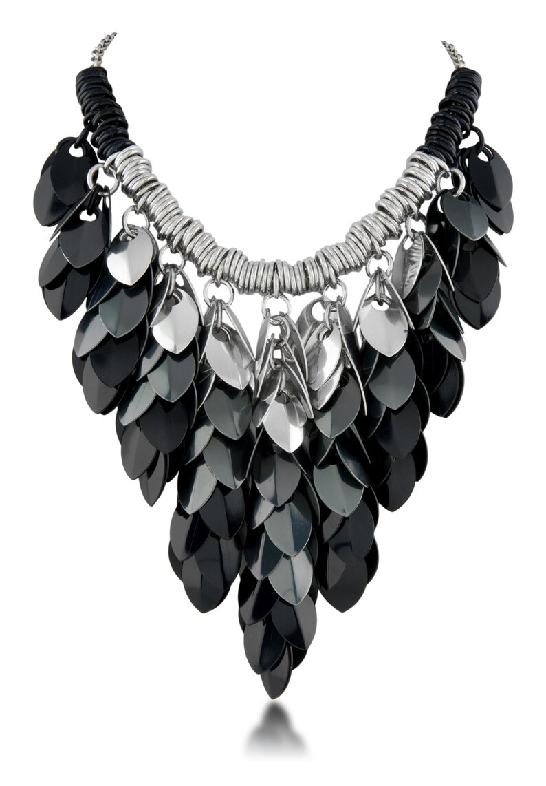 Tutorial: Elemental Leaves Scallemaille Necklace (Beginner chainmaille project) - PDF - Instructions in English image 3