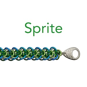 Puede incluir: Un brazalete de malla de cadena verde, azul y plateado con un cierre de plata martillado. El brazalete se llama "Sprite".