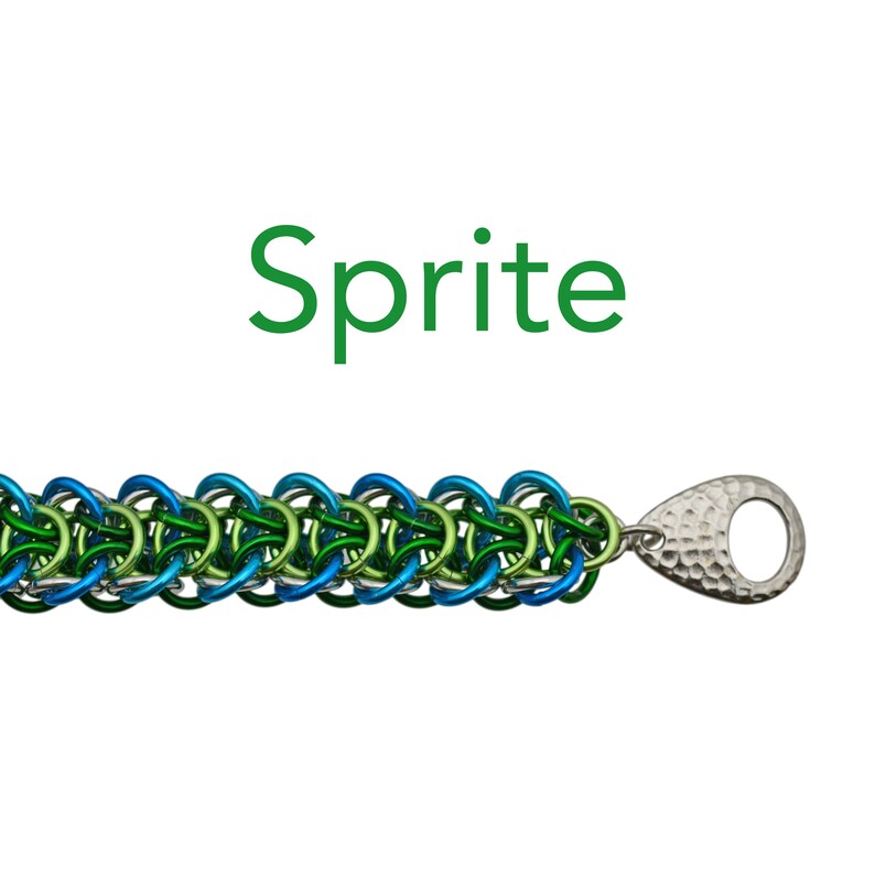 Puede incluir: Un brazalete de malla de cadena verde, azul y plateado con un cierre de plata martillado. El brazalete se llama "Sprite".