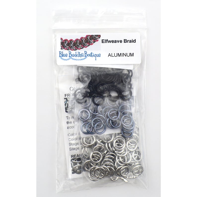 Puede incluir: Una bolsa de pl&aacute;stico transparente que contiene un kit para hacer una trenza Elfweave. El kit incluye anillos met&aacute;licos negros, plateados y azules. La bolsa tiene una etiqueta que dice "Elfweave Braid" y "Blue Buddha Boutique ALUMINUM".
