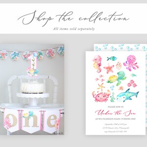 Pu&ograve; includere: Decorazioni per una festa di primo compleanno a tema Sotto il Mare. Il set include uno striscione con la parola "uno" in lettere rosa e dorate, un topper per torta con il numero uno e creature marine, e un invito con un'illustrazione ad acquerello di creature marine. Il testo dell'invito recita "Unisciti a noi Sotto il Mare per celebrare il primo compleanno di Hazel!"