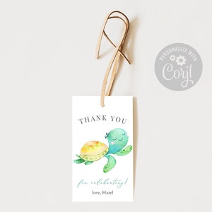 Pu&ograve; includere: Un'etichetta di ringraziamento bianca con un'illustrazione ad acquerello di una tartaruga verde e gialla. L'etichetta dice "Grazie per aver festeggiato! Con affetto, Hazel".