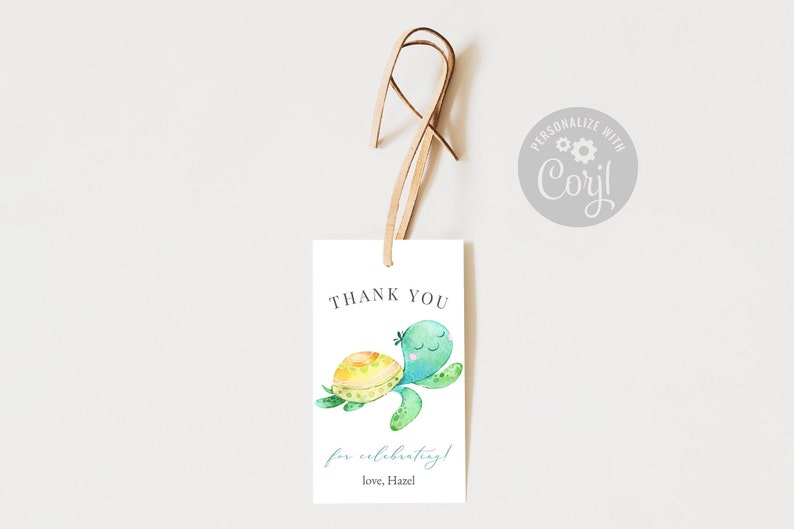 Pu&ograve; includere: Un'etichetta di ringraziamento bianca con un'illustrazione ad acquerello di una tartaruga verde e gialla. L'etichetta dice "Grazie per aver festeggiato! Con affetto, Hazel".