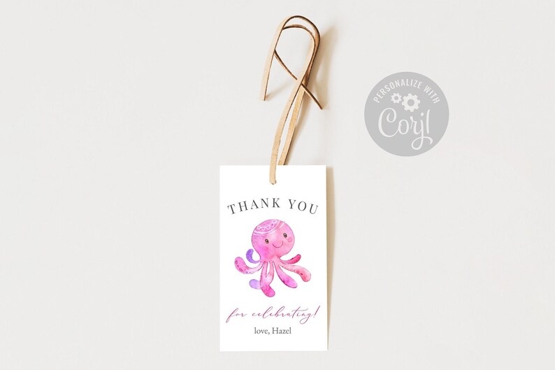 Pu&ograve; includere: Grazie per aver festeggiato! Un polpo rosa e viola su sfondo bianco. Il testo "Grazie per aver festeggiato! Con affetto, Hazel" &egrave; stampato sulla carta.