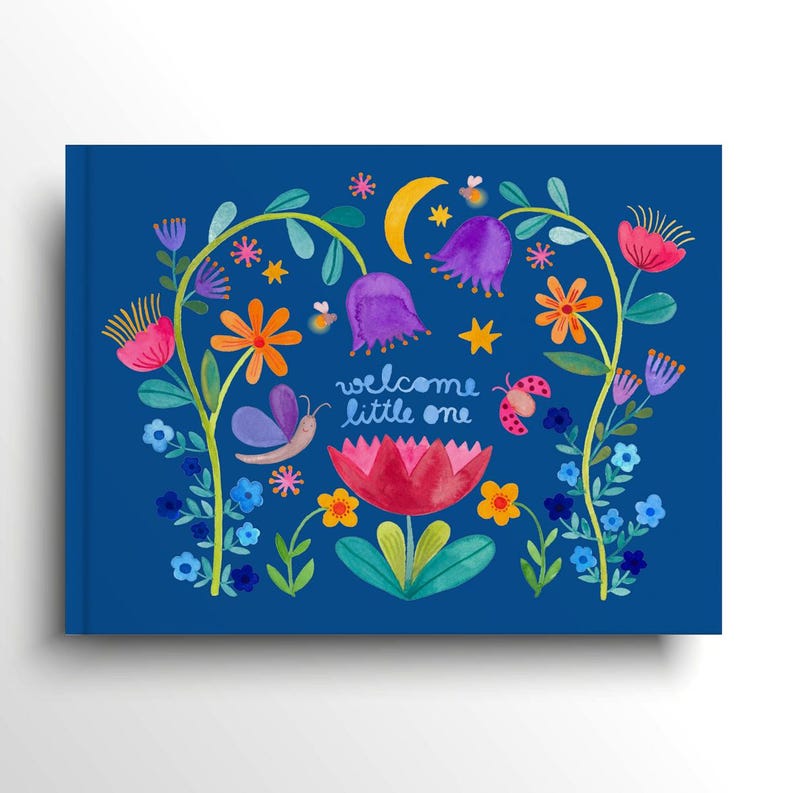 Pode incluir: Uma capa de livro azul marinho com um design floral em aquarela. O design inclui flores, borboletas e o texto "welcome little one". A paleta de cores inclui rosa, laranja, roxo e amarelo.