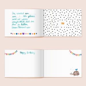 Pode incluir: Um livro aberto branco com ilustra&ccedil;&otilde;es em aquarela e texto. A p&aacute;gina esquerda tem texto em alem&atilde;o e detalhes florais. A p&aacute;gina direita tem bolinhas pretas e a palavra "FOTO". A p&aacute;gina inferior esquerda diz "Happy Birthday".