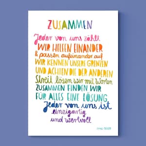 Könnte beinhalten: Ein weißer Kunstdruck mit blauem Rand zeigt farbenfrohen handgeschriebenen Text auf Deutsch. Die Wörter "ZUSAMMEN" und andere Sätze sind in verschiedenen Farben geschrieben, darunter Rosa, Orange und Blau. Der Druck fördert Einheit und Wertschätzung.