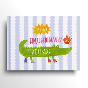 Könnte beinhalten: Ein Kinderbuch mit hellblau-weiß gestreiftem Hintergrund. Das Cover zeigt ein grünes Alligator mit Rollschuhen und dem deutschen Text "Meine Freundinnen und Freunde" in bunten Buchstaben.