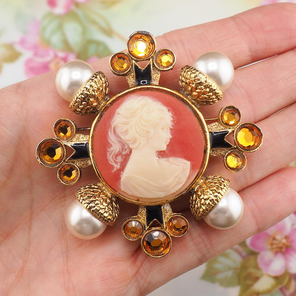 カメオブローチ ゴールドトーン ストーン付き カメオブローチ ゴールドトーン ストーン付き CAMEO（カメオ） K18枠