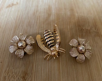 broche d’abeille vintage et clip de fleur sur boucles d’oreilles - vendu en ensemble