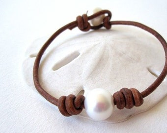 Pearl Bracelet Leather, White Pearl and Leather Bracelet, Beach Bracelet, Black Pearl Bracelet, Peacock Pearl Bracelet,Leather Bracelet,Boho