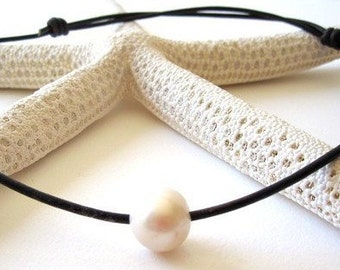 Pearl on Leather Necklace,Pearl Choker,Beach Jewelry, Simple Choker, Boho Chic Necklace, Pearl and Leather Necklace, Freshwater Pearl Choker