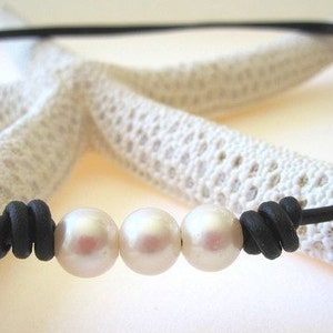 Beach Pearl Choker Necklace, Boho Jewelry, Pearl on Leather Necklace, Pearl Choker, Three Pearls Leather Necklace, Leather Wrap Bracelet