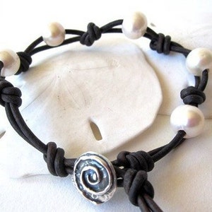 White Pearls on Leather Bracelet, Leather Pearl Jewelry, Beach Bracelet, Leather and Pearl Bracelet, Boho Bracelet Leather, Wrap Bracelet