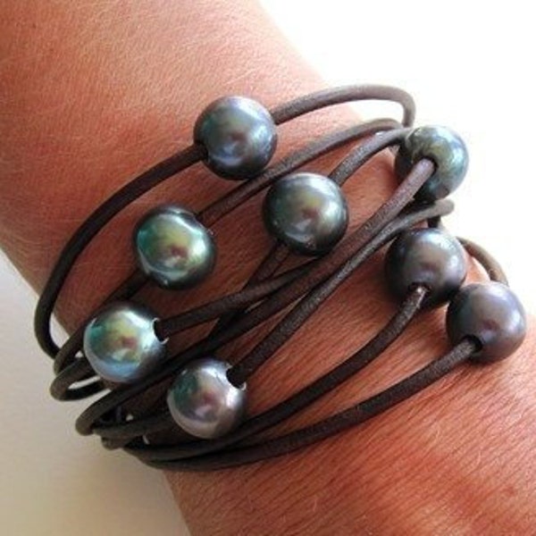 Bracelet d’emballage en cuir de perle, bracelet de perle de paon, bracelet multi-brins, bracelet perle noire, bracelet manchette en cuir, perles sur cuir