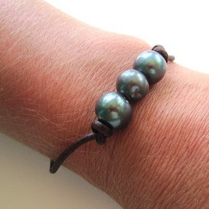 Black Pearls on Leather Bracelet, Peacock Pearl Bracelet, Leather and Pearls Bracelet, Beach Bracelet, Pearl and Leather Jewelry, Boho