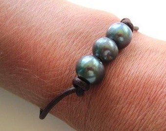 Black Pearls on Leather Bracelet, Peacock Pearl Bracelet, Leather and Pearls Bracelet, Beach Bracelet, Pearl and Leather Jewelry, Boho