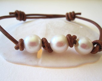 3 Pearl Bracelet, Simple Pearl Bracelet, Leather Pearl Bracelet, Adjustable Pearl and Leather Bracelet, Beach Bracelet,Leather Bracelet,Boho
