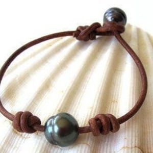 Tahitian Bracelet Leather, Tahiti Pearl Bracelet, Leather Pearl Bracelet, Black Pearls on Leather, Leather Jewelry, Mens Bracelet Pearl