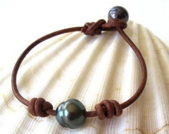 Tahitian Bracelet Leather, Tahiti Pearl Bracelet, Leather Pearl Bracelet, Black Pearls on Leather, Leather Jewelry, Mens Bracelet Pearl