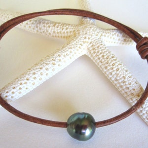 Black Pearl Bracelet Leather, Tahitian Bracelet, Unisex Pearl Bracelet, Tahiti Pearl Bracelet, Hawaiian Jewelry, Pearl and Leather Jewelry