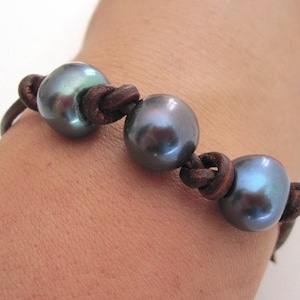Pearl Lederarmband, Pfau Perlen, drei Perlen Armband, Leder und Perlen Schmuck, Leder-Armband, schwarze Perlen, Strand-Armband