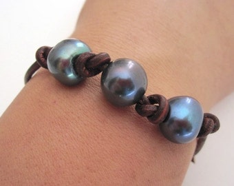 Pearl Leather Bracelet, Peacock Pearl Bracelet, Three Pearl Bracelet, Leather and Pearl Jewelry,Leather Bracelet,Black Pearls,Beach Bracelet