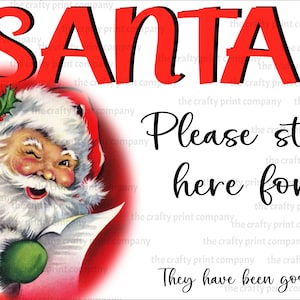 Op de afbeelding: Een rode en witte illustratie van Sinterklaas met een groene hulsttak op zijn hoed. Hij houdt een rol papier vast en kijkt er met een knipoog naar. De tekst "Santa Please stop here for They have been good" is geschreven in zwarte cursieve letters.