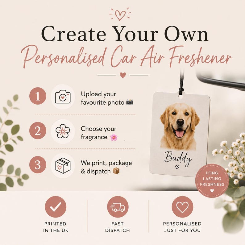 Puede incluir: Un ambientador de coche rectangular que cuelga de un cord&oacute;n negro, con la foto de un golden retriever y el nombre Buddy impreso debajo. El texto dice Create Your Own Personalised Car Air Freshener, con pasos para subir una foto, elegir una fragancia e imprimir, adem&aacute;s de una insignia que indica Long Lasting Freshness.