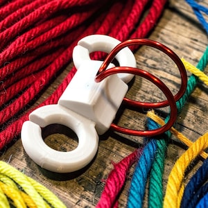 Crafty Ring: Adjustable Yarn Guide for Knitting & Crochet chunky/bulky Colorwork