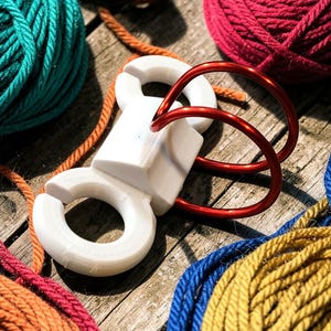 Crafty Ring: Adjustable / Ergonomic Colorwork Crochet and Knitting Yarn Guide