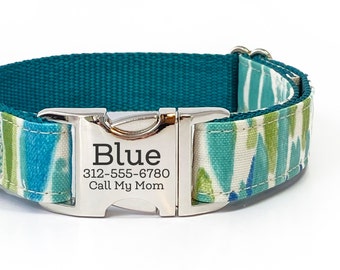 Puede incluir: Collar para perro de color verde azulado y blanco con una hebilla plateada. La hebilla está grabada con el nombre "Blue", un número de teléfono y el texto "Call My Mom".