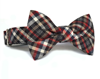 Rood-witblauwe geruite vlinderstrik: preppy halsbandbevestiging