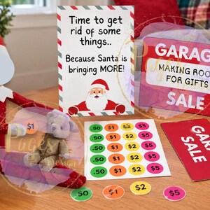 Könnte beinhalten: Eine rot-weiße Elfenpuppe neben einem Schild mit der Aufschrift Time to get rid of some things.. Because Santa is bringing MORE!. Enthält ein Garage Sale-Schild, einen Bogen mit bunten Preisaufklebern und einzelne Preiskreise.
