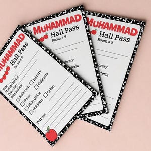 Pode incluir: Três passes de corredor retangulares com uma borda de padrão de caderno de composição em preto e branco. Cada passe apresenta o texto vermelho Ms. Muhammad Hall Pass, Room #9 e gráficos de maçãs vermelhas. O centro branco inclui campos para data, nome do aluno, hora de saída, caixas de seleção de destino e linhas para o propósito.