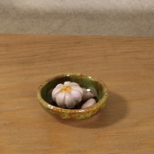 Ceramic kitchen bowl with garlic, scale 1:12. Making handmade and glazed by hand.