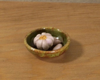 Ceramic kitchen bowl with garlic, scale 1:12. Making handmade and glazed by hand.