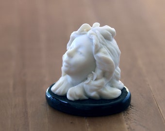 escultura modernista de porcelana en miniatura modelada a mano