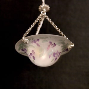 Lámpara de lirios para techo de casa de muñecas, vidrio soplado, pintada con lustres y herrajes en plata de ley.