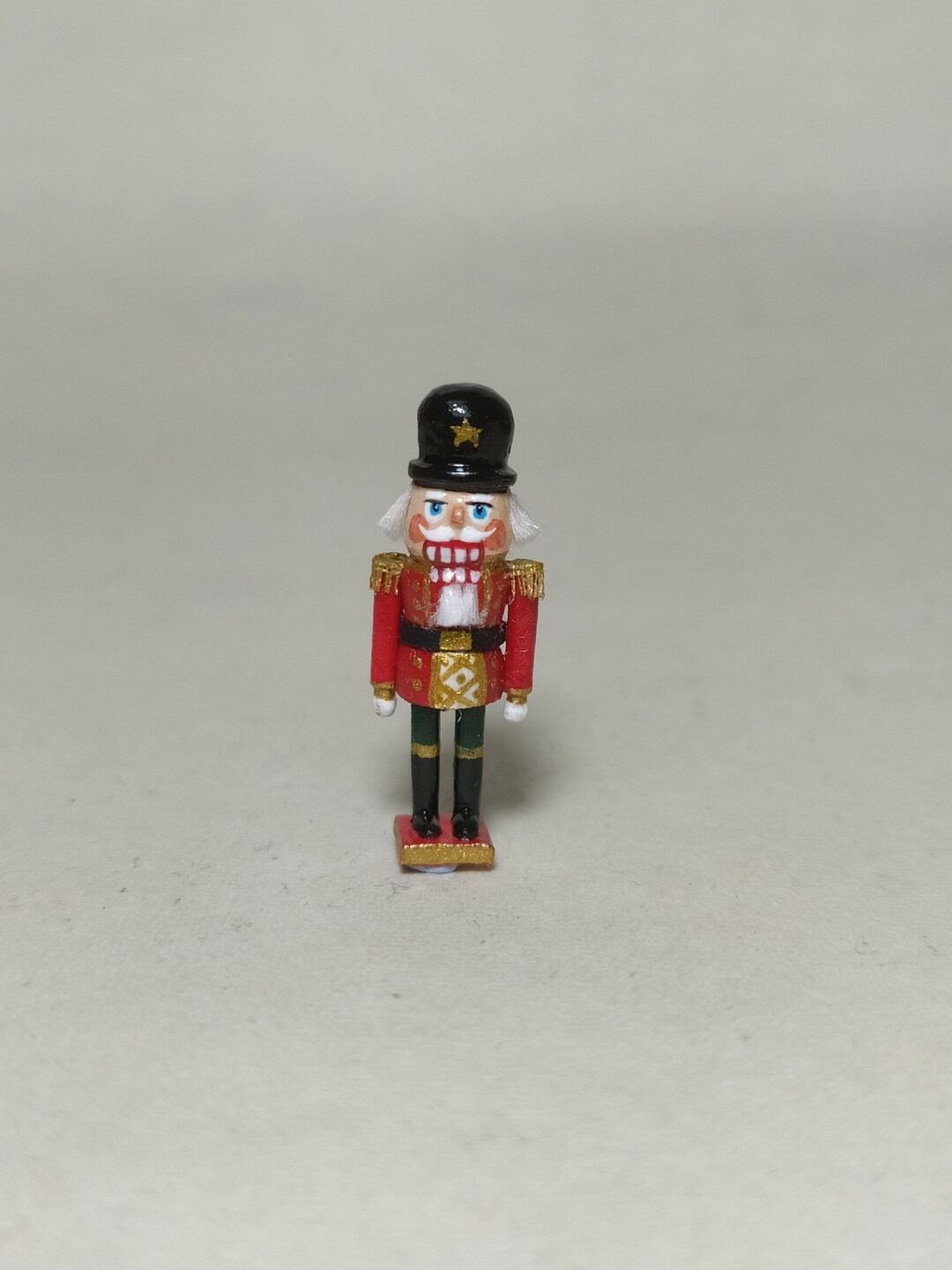 Miniatura Nutcracker .with Its Own Cardboard . Scale 112 .2530 Mm